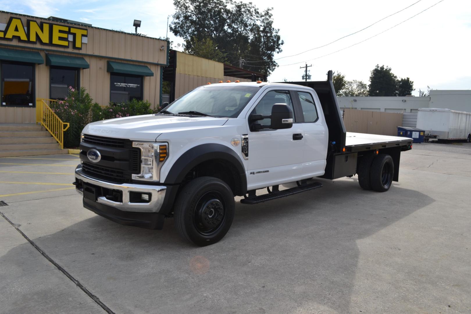 2018 WHITE /GRAY Ford F550 with an POWERSTROKE 6.7L DIESEL engine, AUTOMATIC transmission, located at 9172 North Fwy, Houston, TX, 77037, (713) 910-6868, 29.887470, -95.411903 - Photo#0